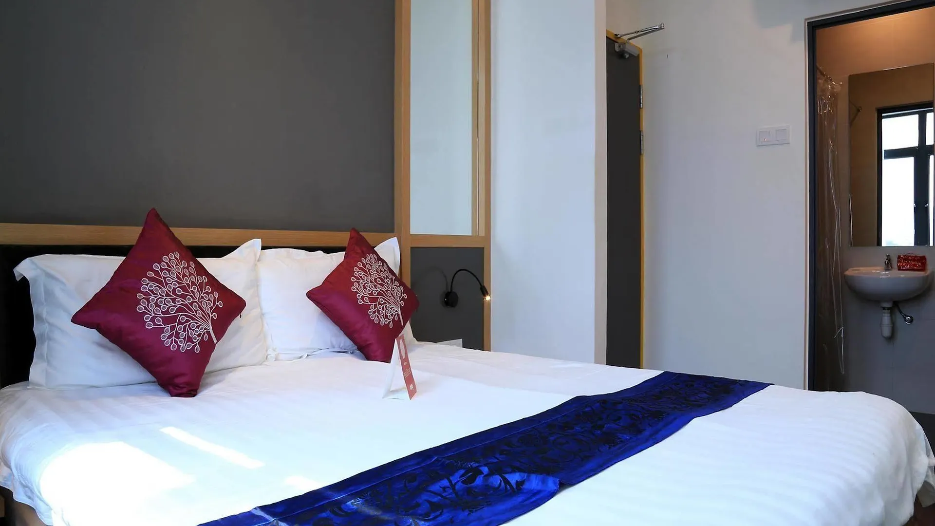 B Street Hotel George Town